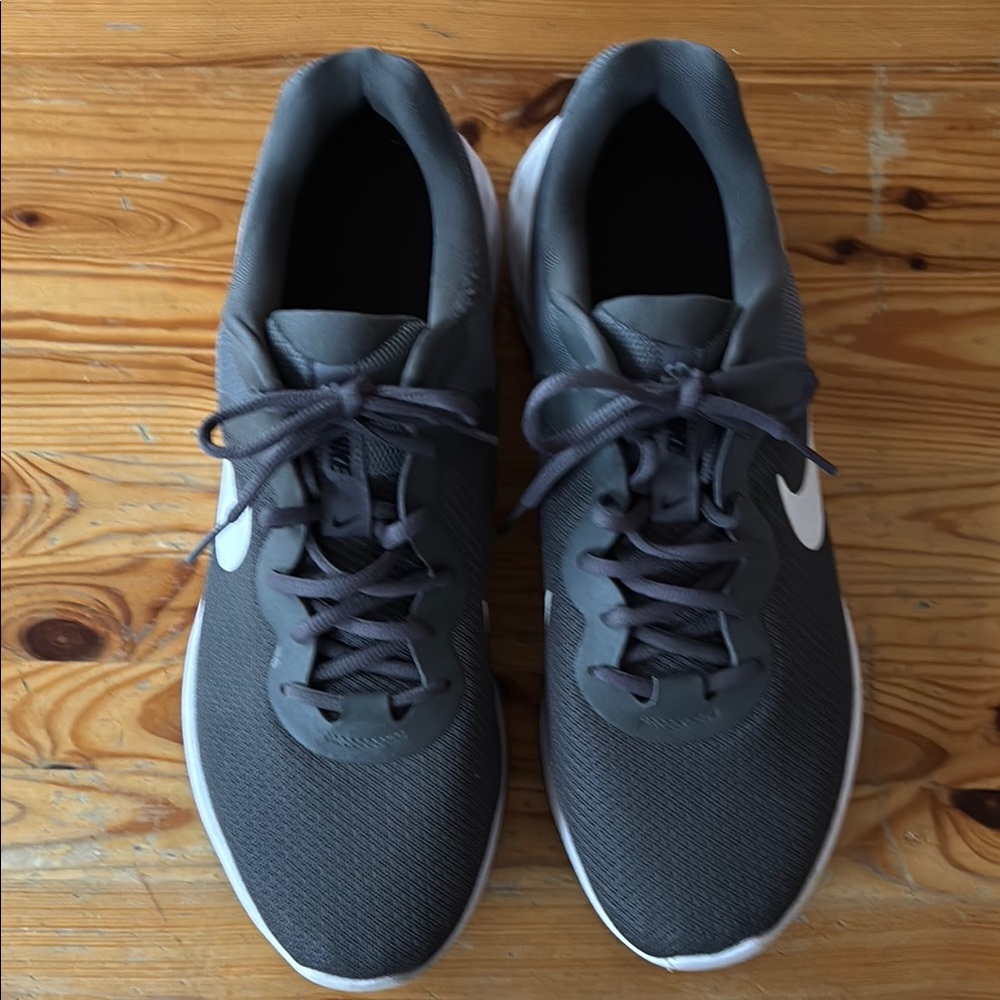 Nike Men's Gray Running Shoes